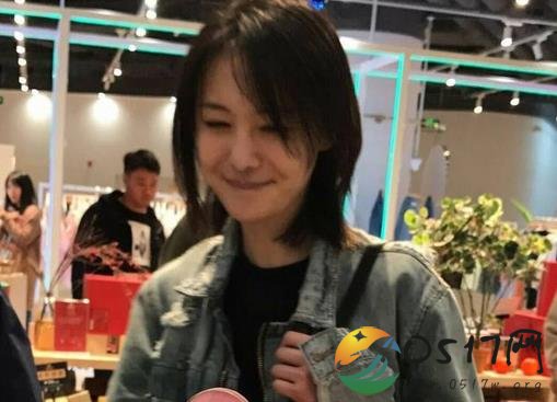 郑爽单独逛街扫货 她的笑容依旧是那么甜美