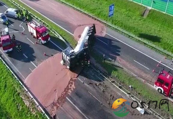 液体巧克力翻车 撒了一地冷却凝固清理麻烦