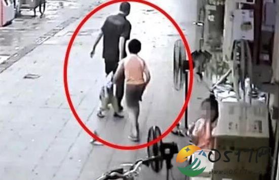 幼儿被陌生男拖走 幸亏被男孩的哥哥发现及时拽回