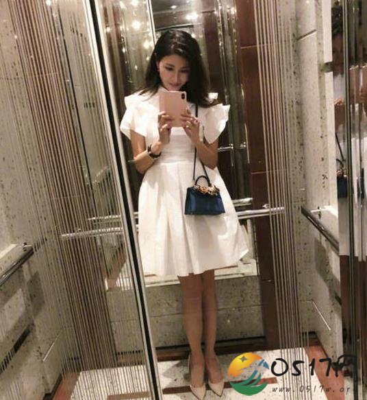 女神李嘉欣电梯间自拍 修长大美腿很吸睛