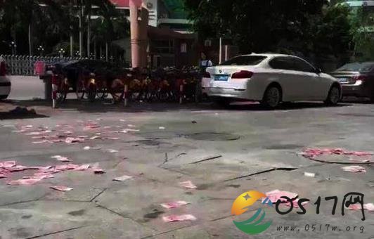 街头天降十万钱雨 路人疯抢后好心人归还失主