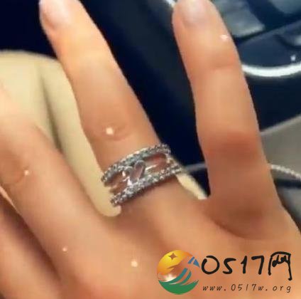 小南斯求婚成功 女友INS晒钻戒疑好事将近