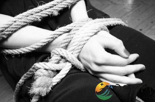 典当行女老板遭劫 因女老板机智险些丧命