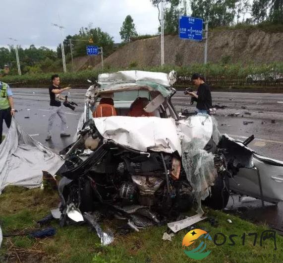广西轿车追尾大货车 5名男性被困车内当场死亡