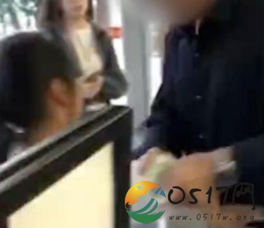 爷爷插队遭拒打孩撒气 这真的是亲爷爷吗