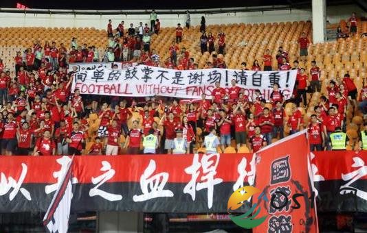 球迷横幅抗议球员谢场 对球迷会造成一定影响