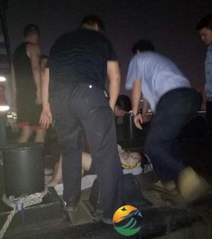 女子感情受挫跳长江 民警在万全准备下救了女子一命