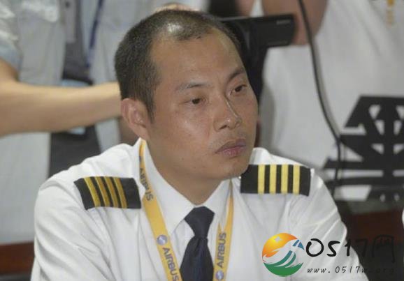 川航英雄机长凭借沉着冷静 救了整个飞机上的人