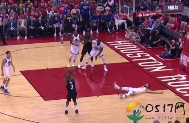 NBA季后赛保罗晃倒库里 佯装突破急停跳投没站稳