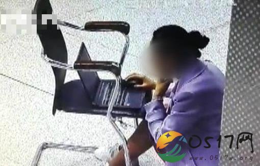 女子坐地赶报告 拼命工作的她是很多人的缩影