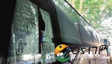 男子用钢珠打碎车窗玻璃 难道他是熊孩子吗