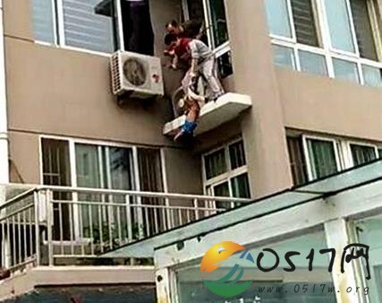 男孩五楼坠落 好心男子冒险救下男孩