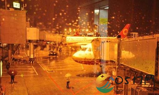 成都机场遭遇雷暴 雷暴天气影响航班运行