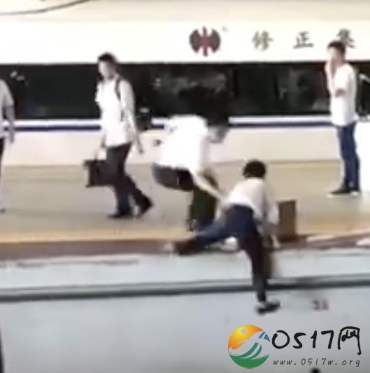 男子进错站台横穿铁轨 总有些人不吸取教训