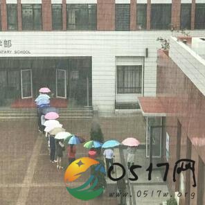 老师排队搭起伞廊 老师的做法温暖了学生和网友