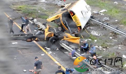美国校车卡车相撞 目前人员伤亡情况如何