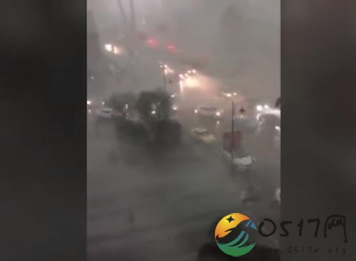 武汉遭遇强降雨 影响市民正常出行