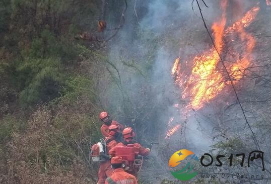 大理苍山发生火灾 山谷风变幻无常导致救援困难