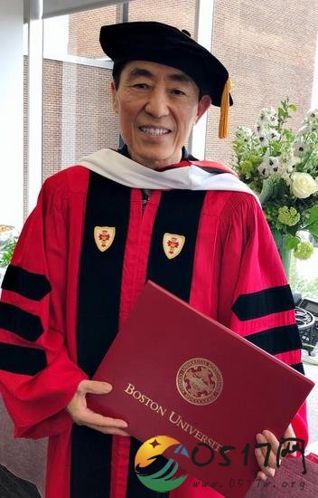 张艺谋获博士学位