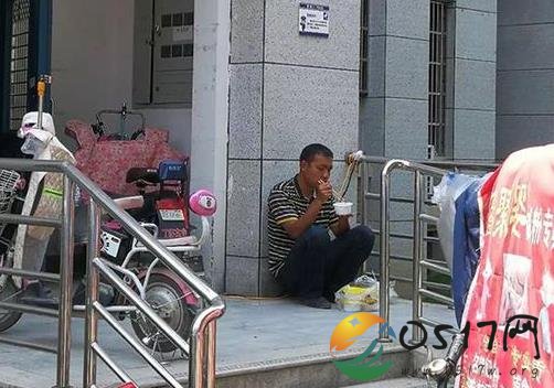 民警蹲墙角吃面照走红 便衣民警真的是辛苦