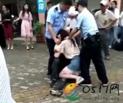 小伙舌头险被女友咬断 这女友也太厉害了吧