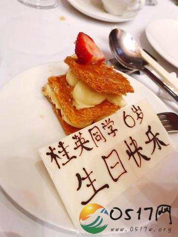张靓颖为妈妈庆生 看来两人紧张关系有所改变