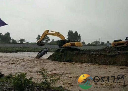 四川老师被冲下河 老师为何会被冲下河