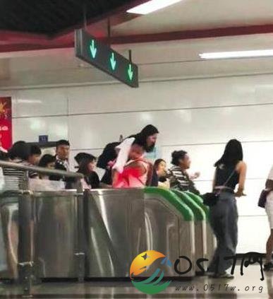 乘客集体跳闸逃票 究竟发生了什么事情