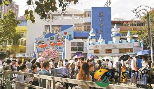 家长通宵排队报名 因为幼儿园夏季招生开始了