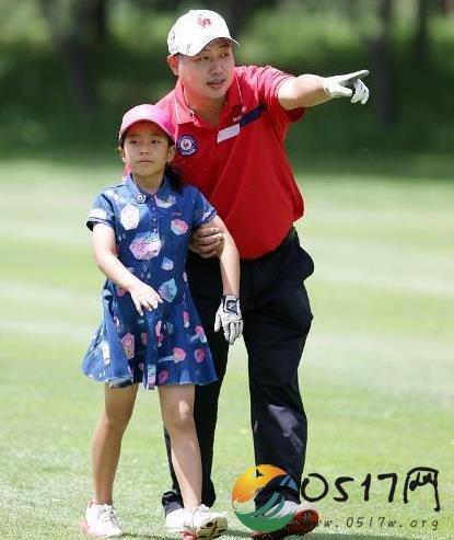 刘国梁携爱女出战 女儿在高尔夫球表现极高天赋