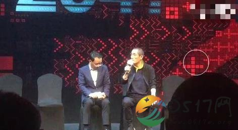 张艺谋吐槽低头族 手机都不离不开年轻人