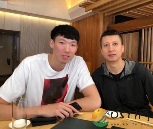 周琦与郭士强合影 好酒好菜招待恩师郭士强