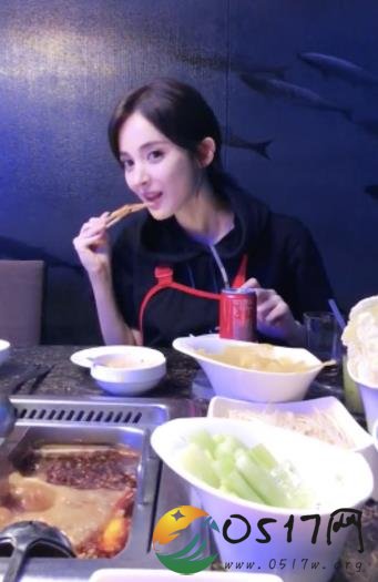 娜扎收工吃火锅 对着镜头不时卖萌微笑