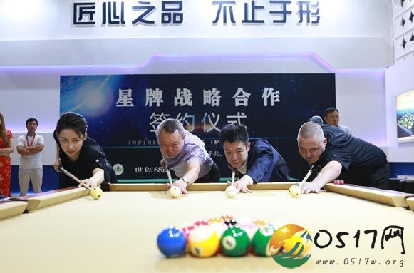 潘晓婷现身体博会 与英国球王梅林现场切磋球技