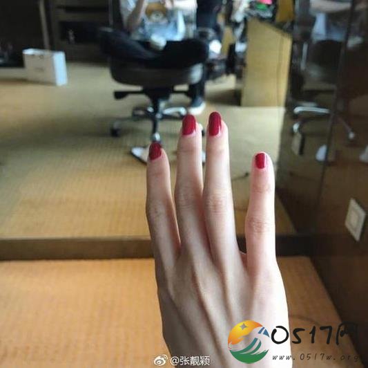 张靓颖晒右手照 疑证实与丈夫冯柯离婚传闻