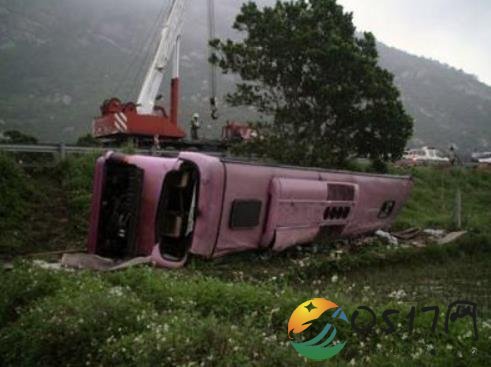 印度大巴冲出护栏 现场惨不忍睹致5死8伤