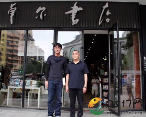 胡歌现身武汉书店 穿着随意黑眼圈严重消瘦很多