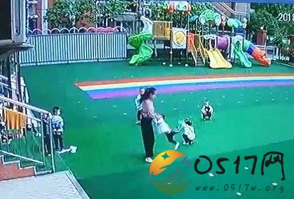 幼师拎小孩转圈 难道孩子惹怒老师了吗