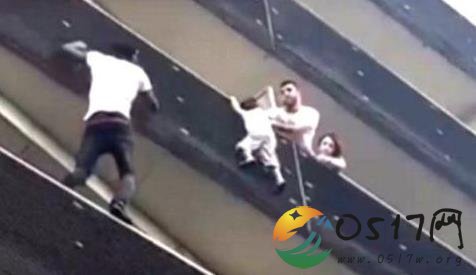 男子30秒徒手爬4层楼救孩子 最终被授予英勇勋章