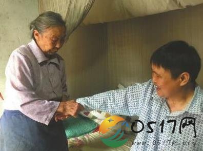 婆婆照顾植物人儿媳18年 只为看到儿媳康复的一天