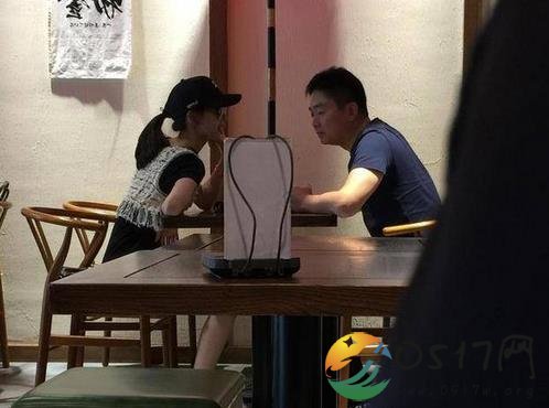 刘强东夫妻下午茶 奶茶妹妹一直幸福地与老公聊天