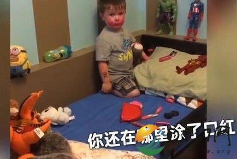 美国男孩偷姐姐口红涂全脸 可能是孩子模仿能力太强