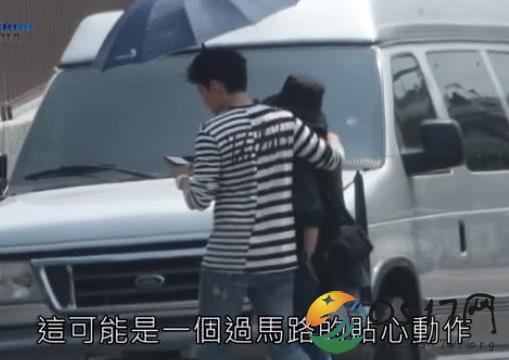 王大陆搂肩女助理 难道两人有情况
