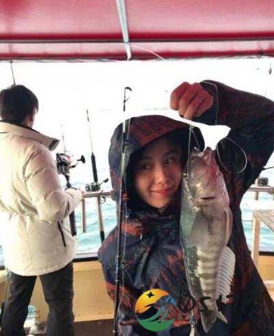 吴奇隆刘诗诗海钓 温度极低专心致志的海钓