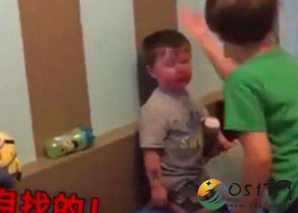 偷姐姐口红涂全脸 熊孩子让姐姐可气又可笑