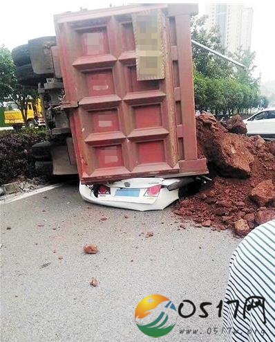 渣土车压扁小轿车 车内3人仅1名儿童幸存