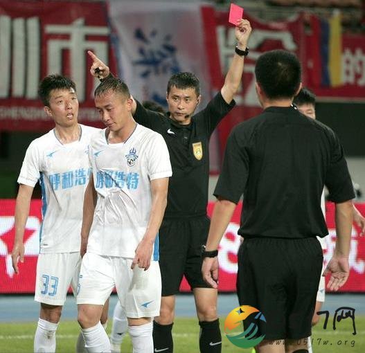 红牌改判黄牌 球迷回更衣室后又被叫了回来