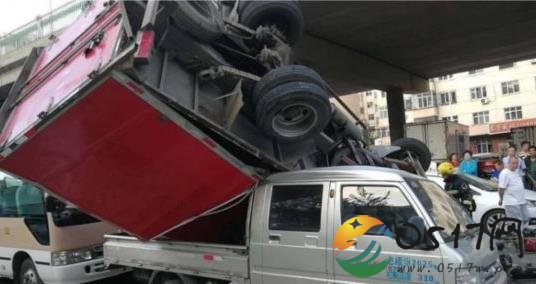 货车坠桥砸面包车 这真的是飞来横祸了