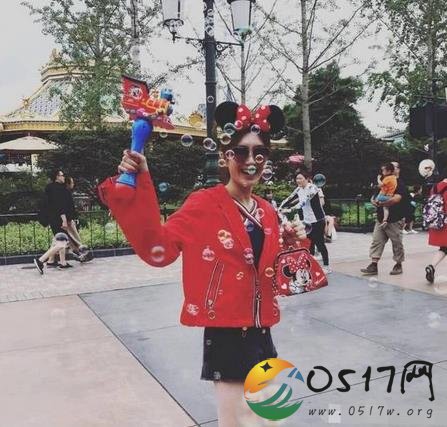 迪士尼偶遇江疏影 原来是配爸妈来旅行的