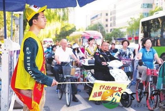 考驾照先当3天交警 缓解城市警少事多的局面